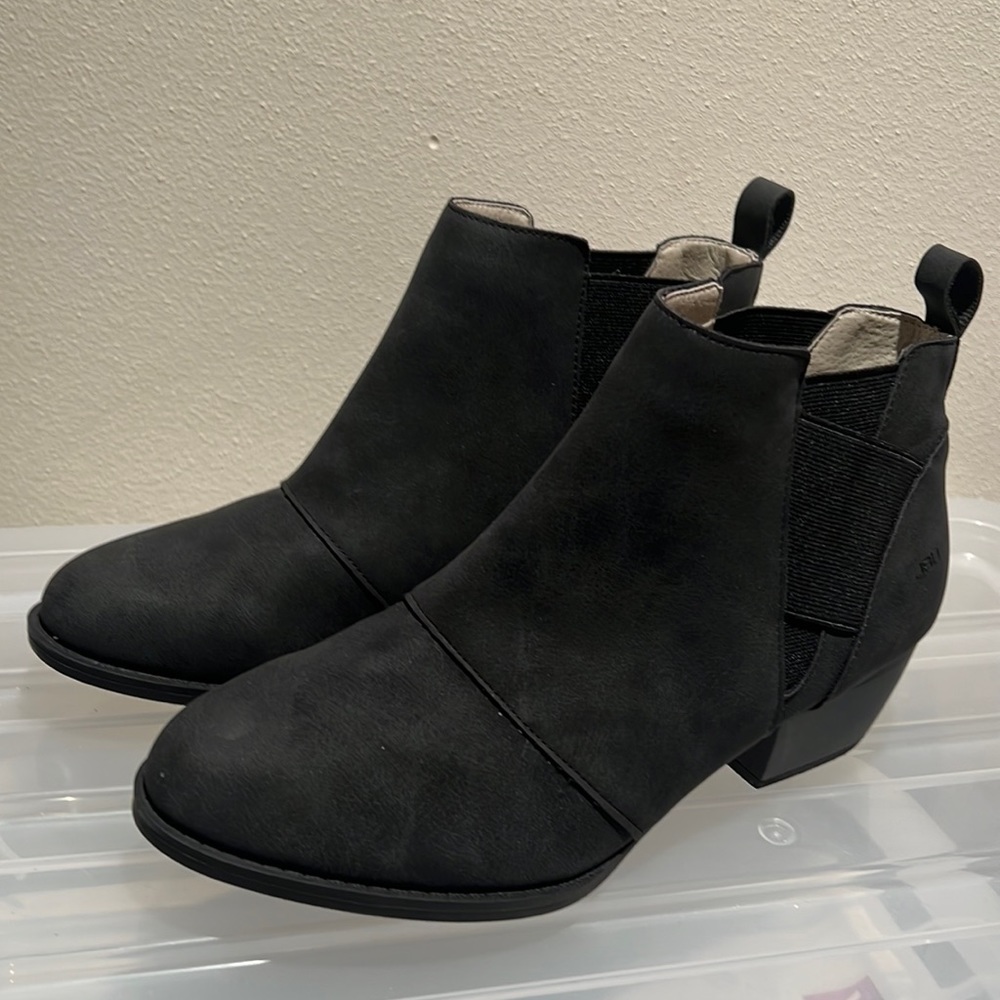 JBU size 9 black booties